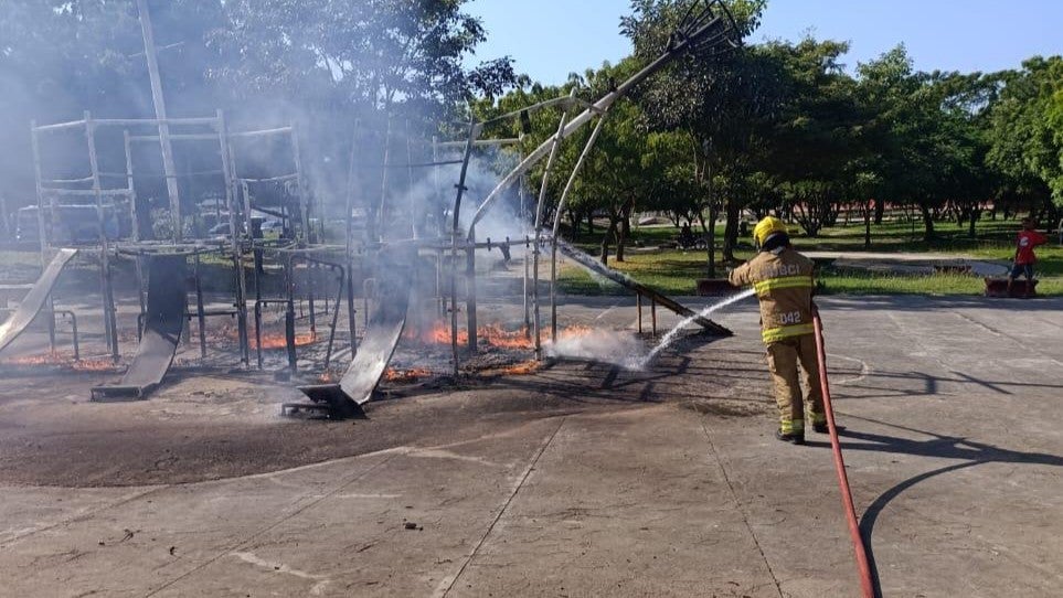 Habitantes de calle habrían incendiado parque infantil en Cartagena Enero 20