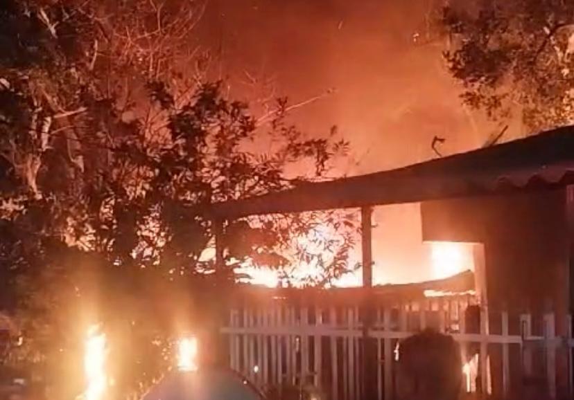 Voraz incendio en El Pozón deja a familia en la calle: comunidad pide ayuda urgente