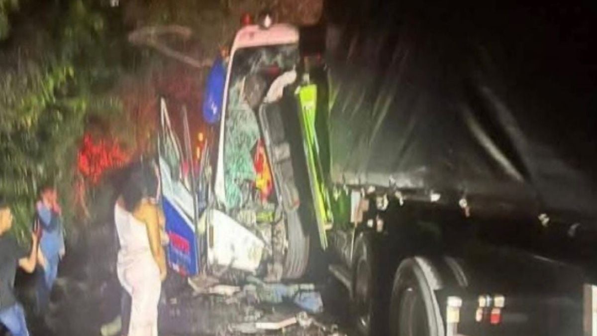 Las primeras hipótesis del siniestro señalan que el tractocamión, que se dirigía hacia Santa Marta, habría invadido el carril contrario.