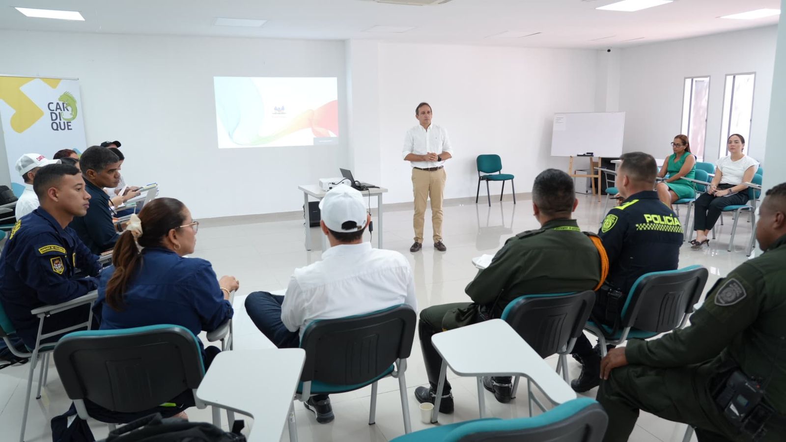 Encuentro Cardique, alerta ambiental Playa Blanca