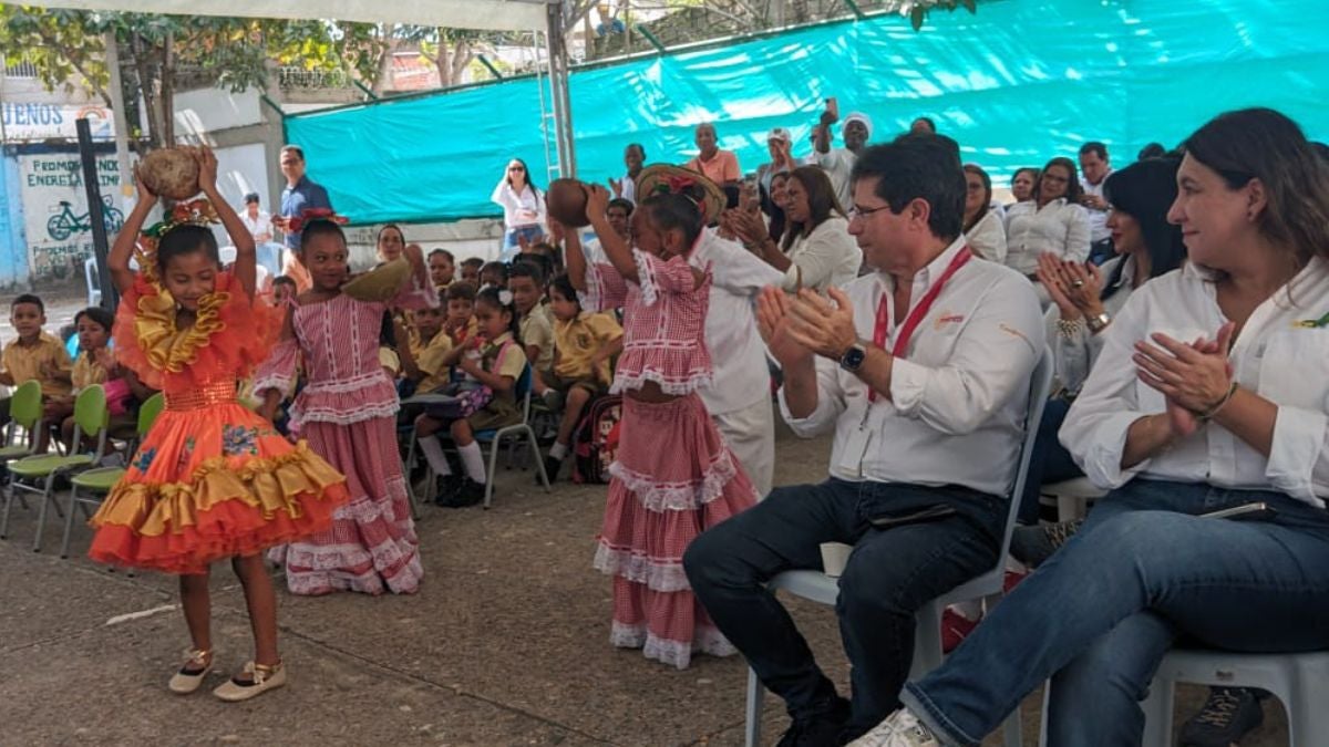 Baile con ritmos folclóricos por parte de estudiantes