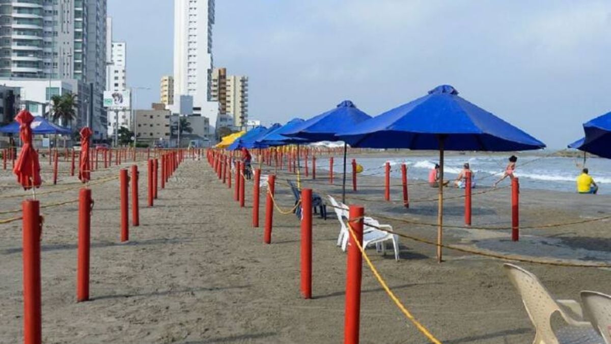 Carpas y zona de baño en una de las playas de la ciudad
