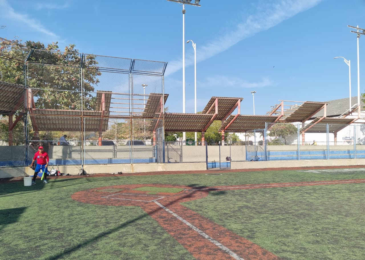 Gradas, mallas, lámparas y hasta los techos se encuentran deteriorados.