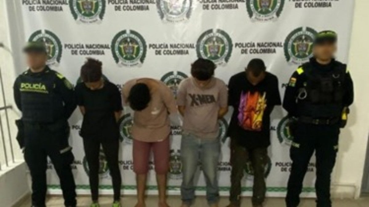 Al llegar al lugar, los uniformados los encontraron con las manos y la ropa manchadas de pintura y con 16 frascos de aerosol.