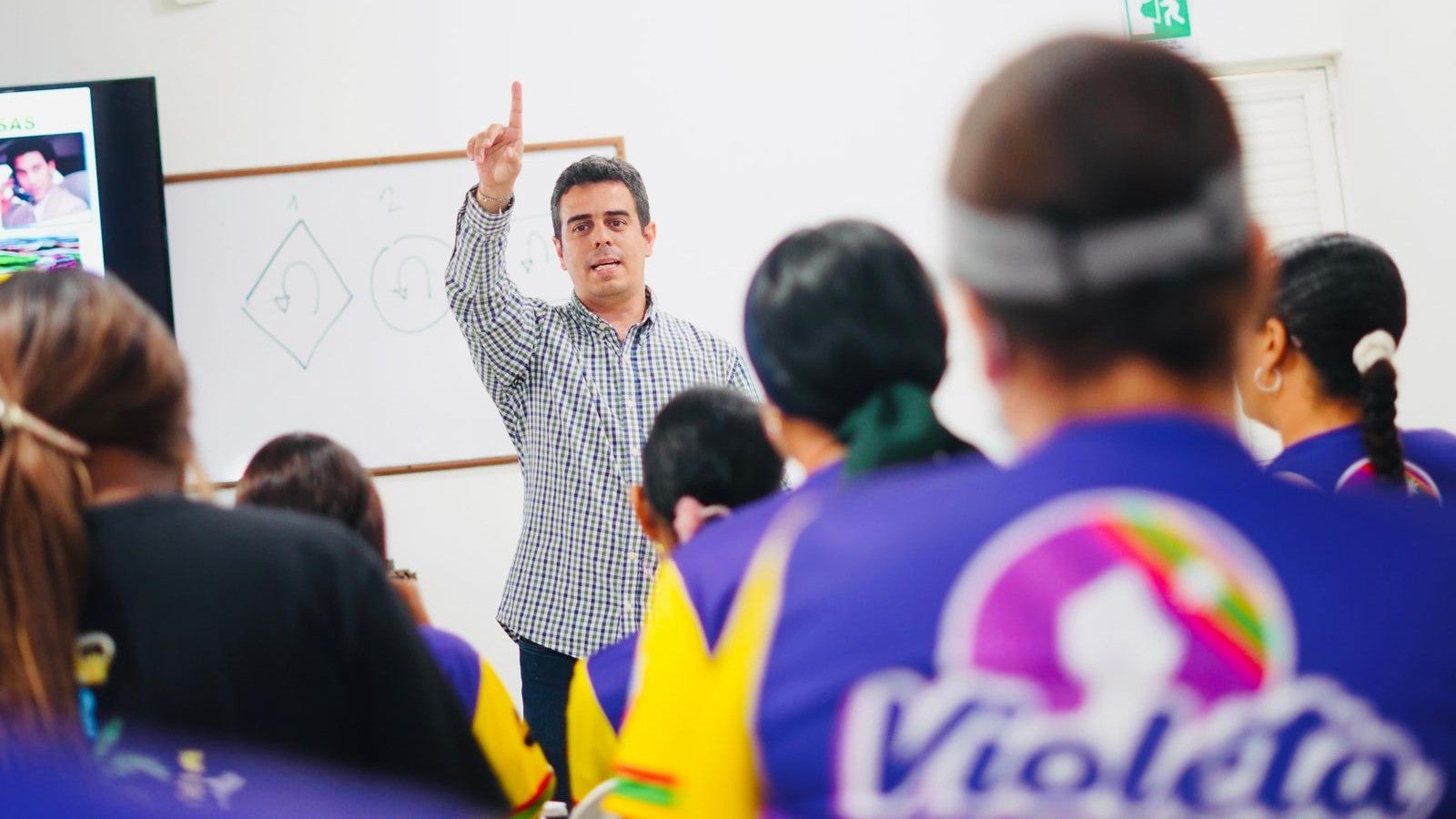 Anuncia compra de taxis para mujeres y programa de educación para taxistas en Cartagena