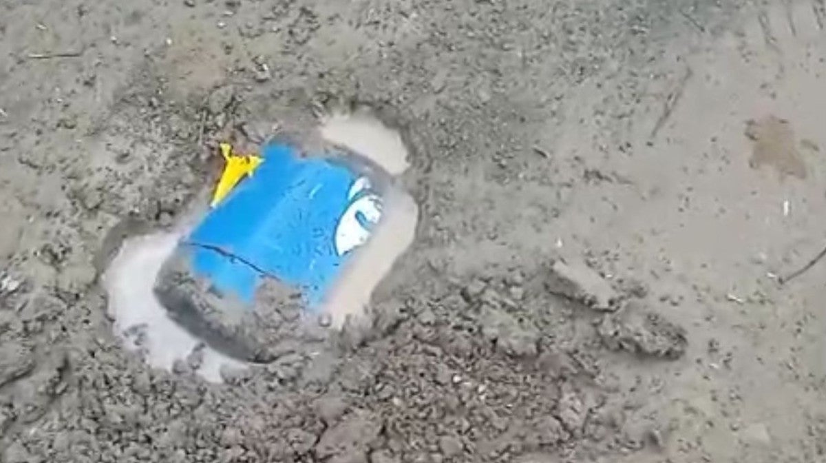 El hallazgo ocurrió luego de que las fuertes lluvias destaparan los explosivos, que aparentemente estaban enterrados en la vía terciaria.