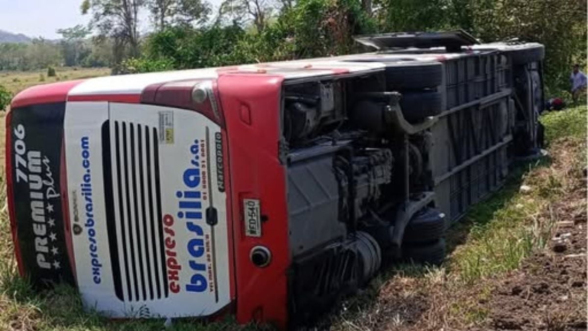 Bus de Brasilia se volcó en La cordialidad cuando venía para Cartagena