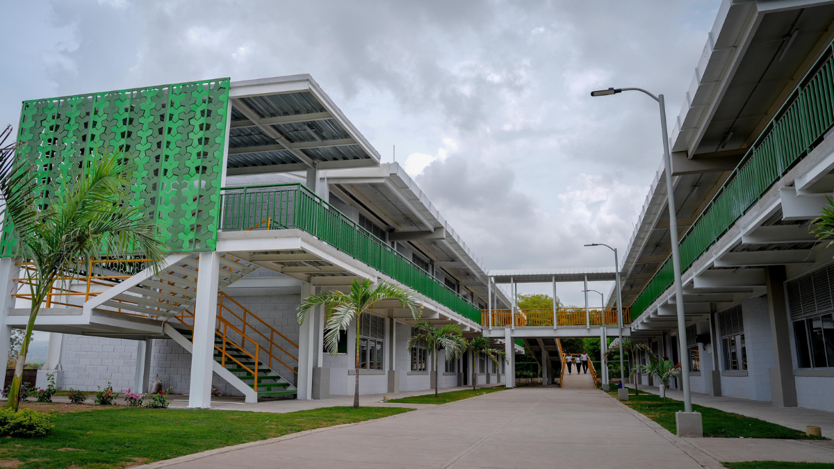 Megacolegio en Simití