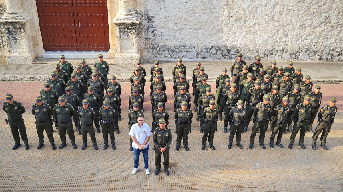 Imagen del recibimiento de los uniformados