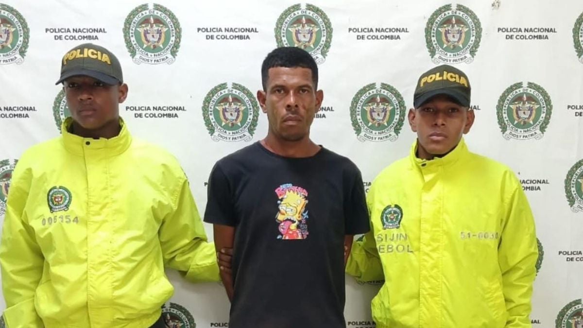 Imagen de la detención por parte de uniformados de la Policia