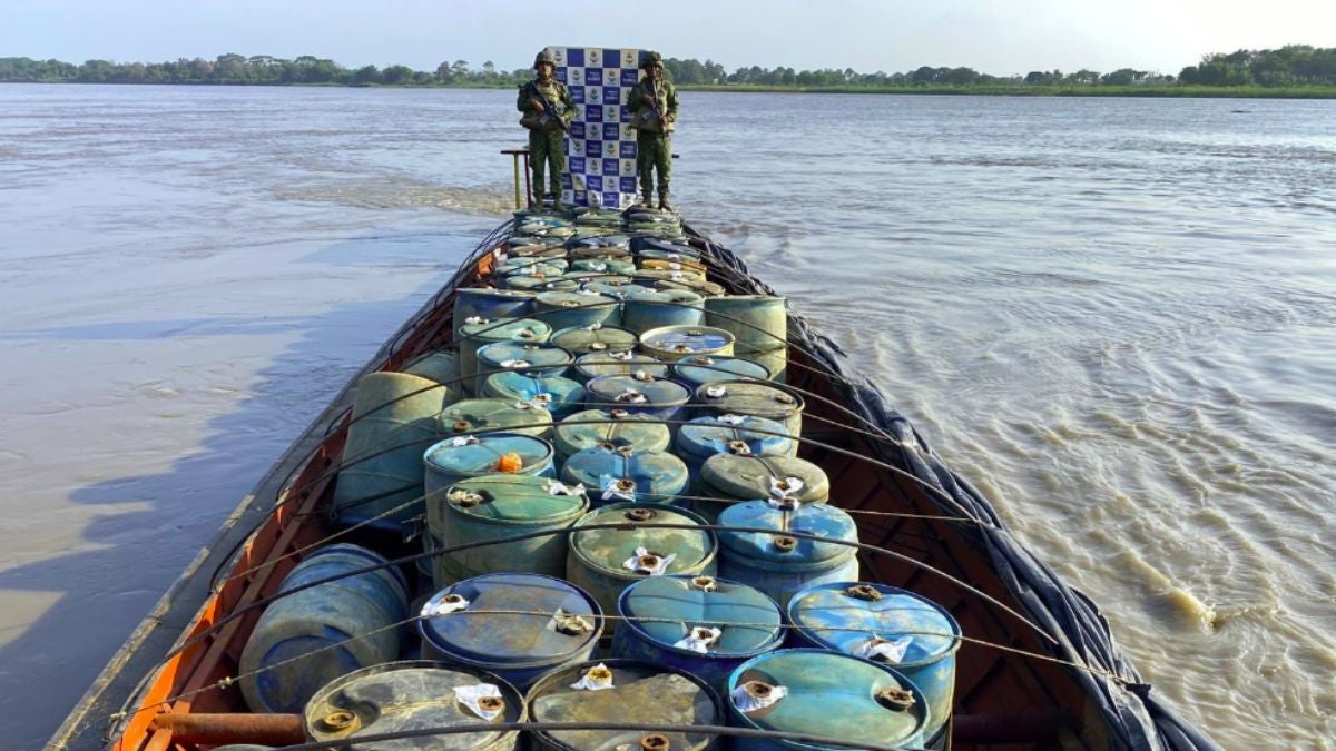 Imagen de los galones incautados