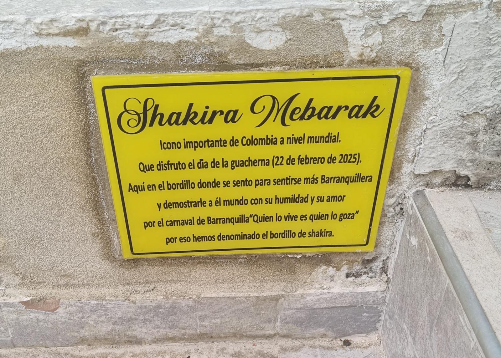 Cientos de turistas siguen llegando al icónico lugar para tomarse una foto en el bordillo