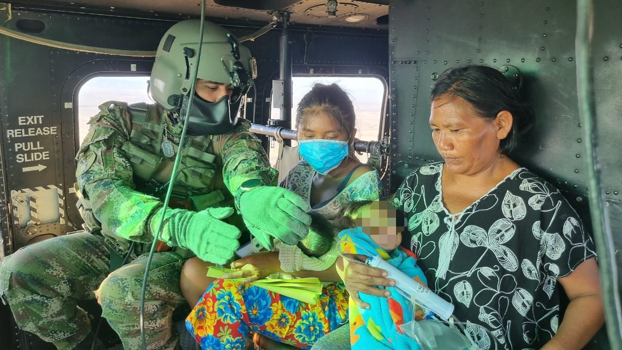 Los niños de la etnia wayúu fueron evacuados en helicóptero.