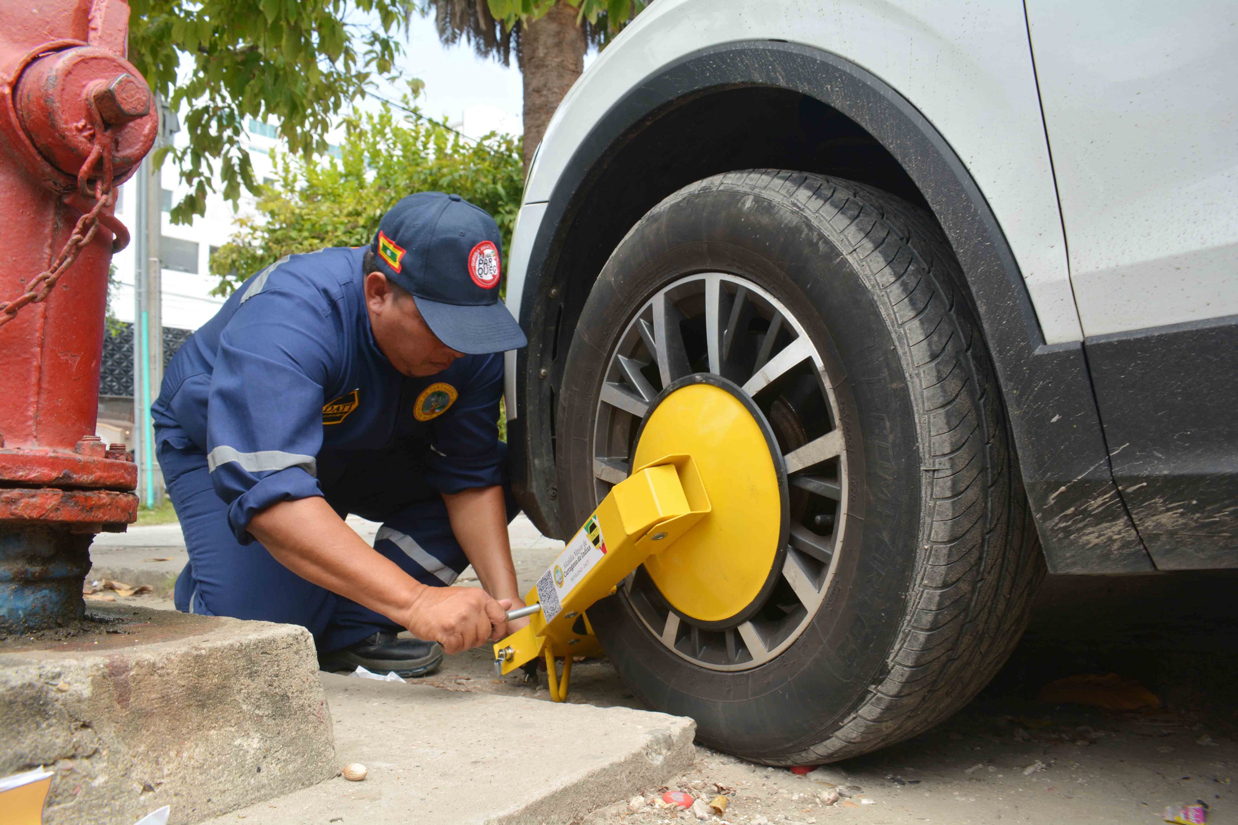 56 vehículos bloqueados en Cartagena por mal parqueo: DATT intensifica controles para mejorar la movilidad