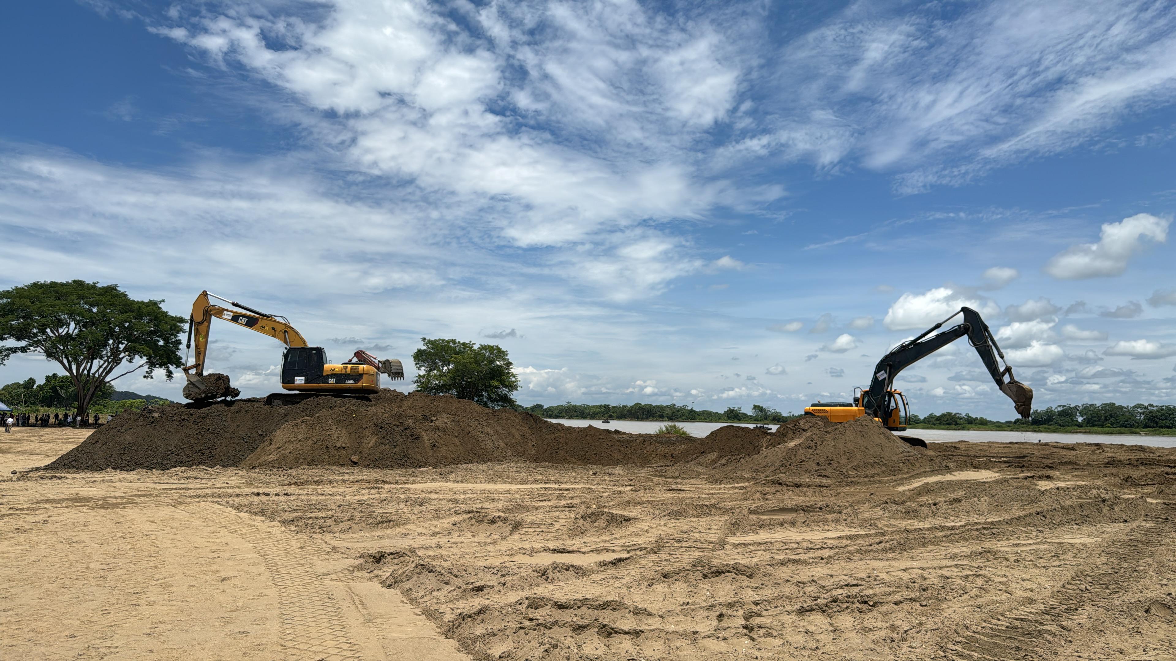 UNGRD avanza con 30 máquinas en la ampliación del canal La Esperanza