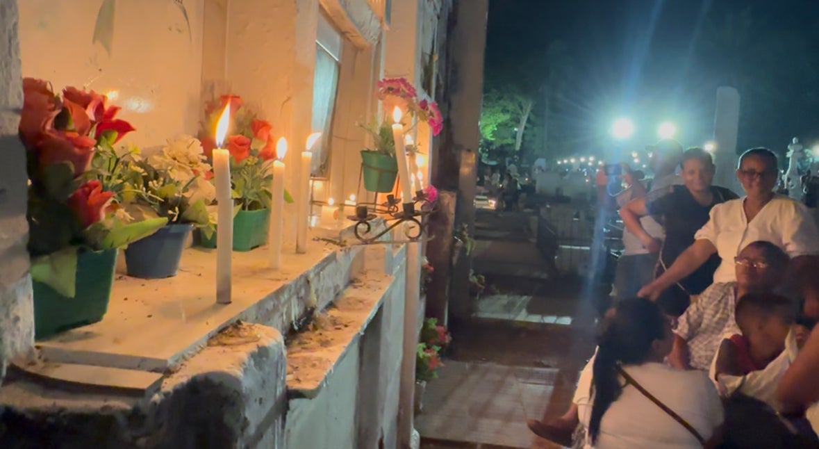 Familiares en cementerio