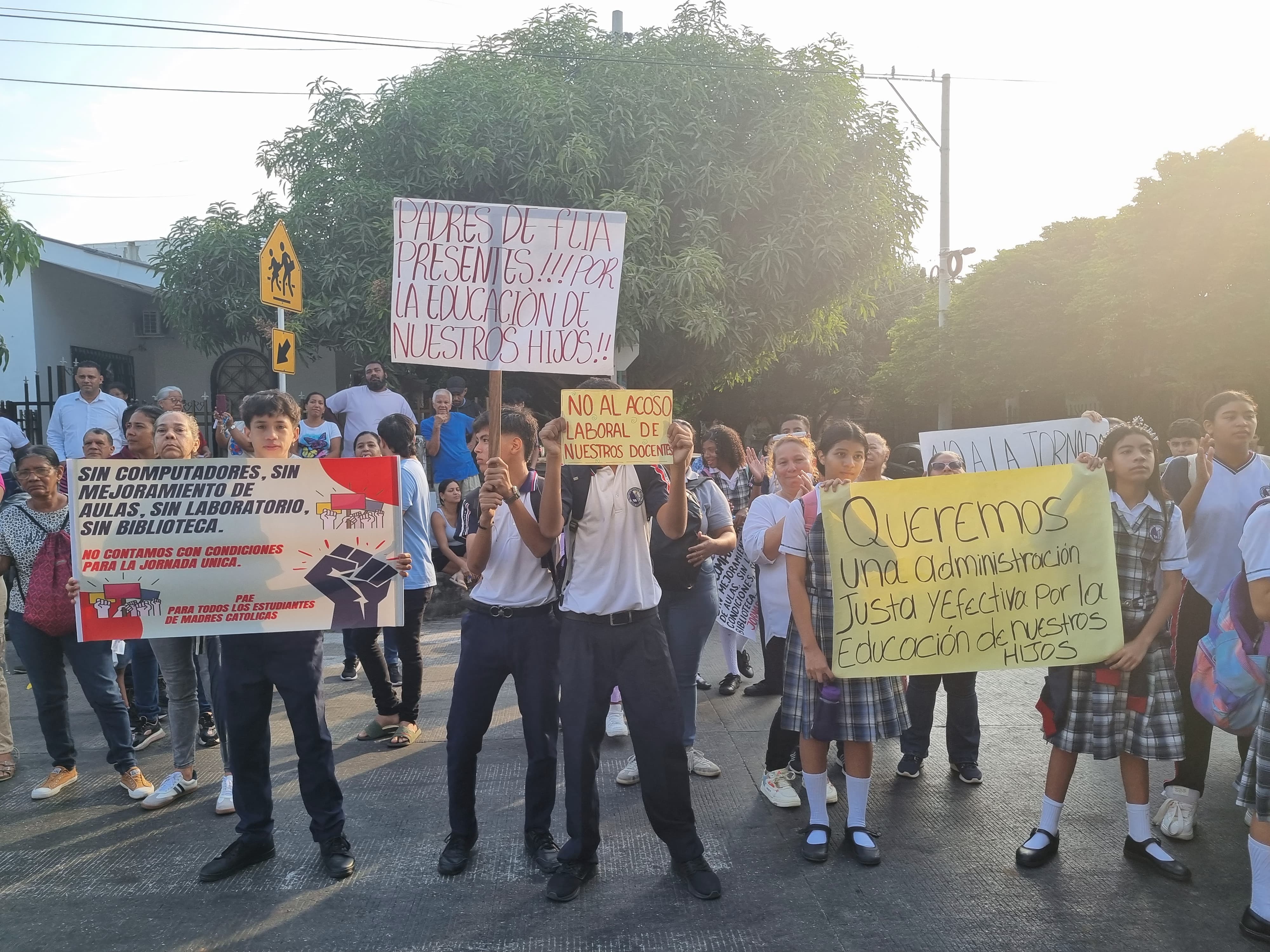 A las afueras de la institución se reunieron los estudiantes, docente y la comunidad de padres de familia
