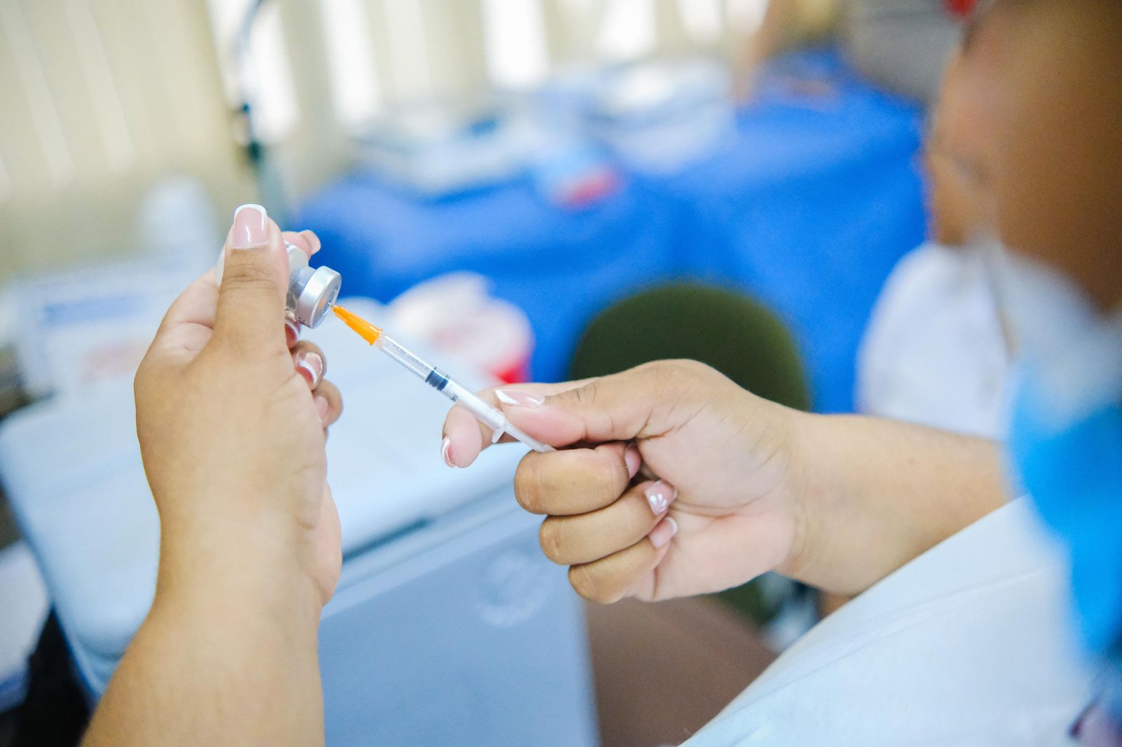 Instan a vacunarse a toda la población desde los 18 meses hasta los 59 años