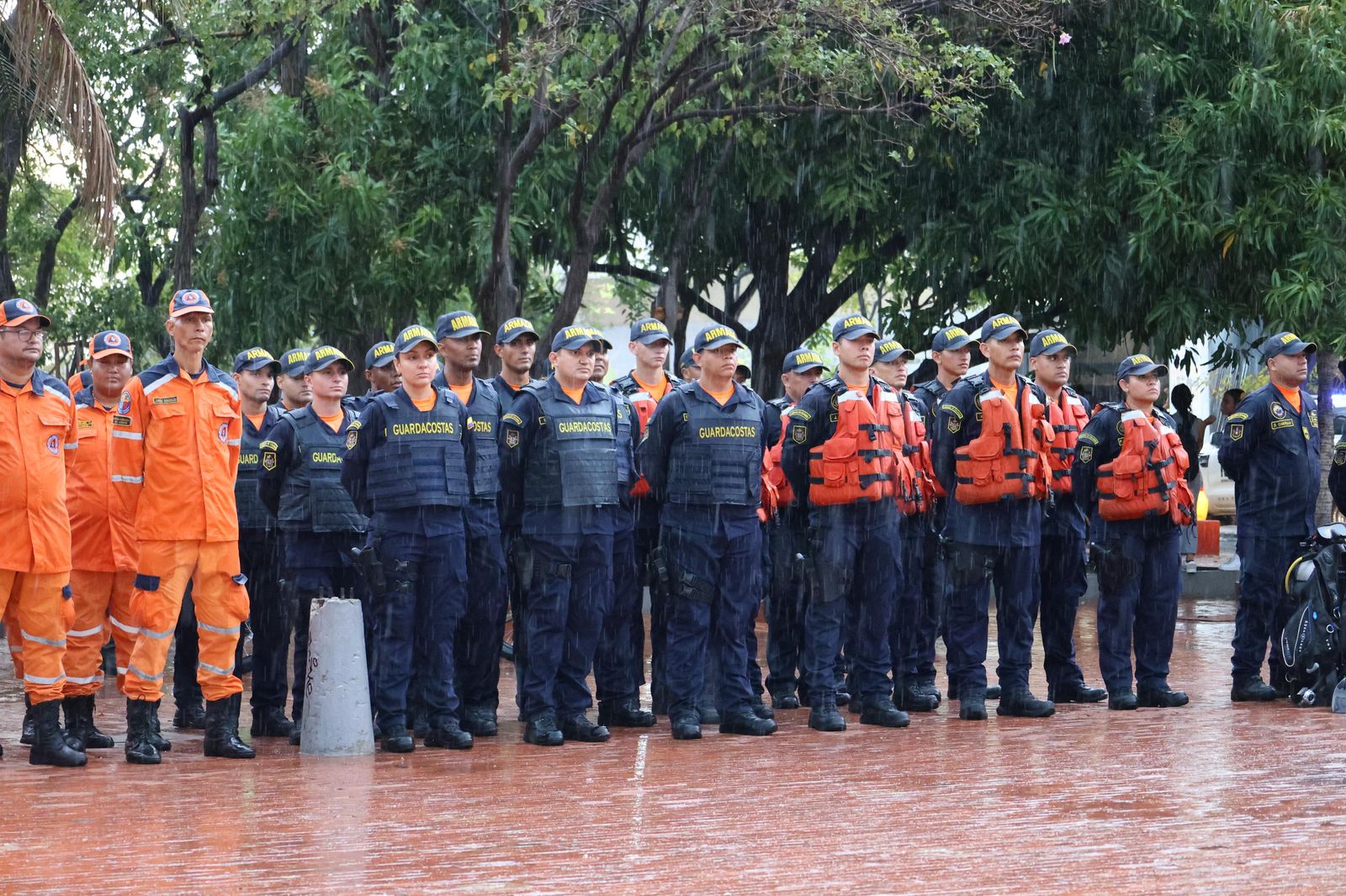 Autoridades marítimas y terrestres.