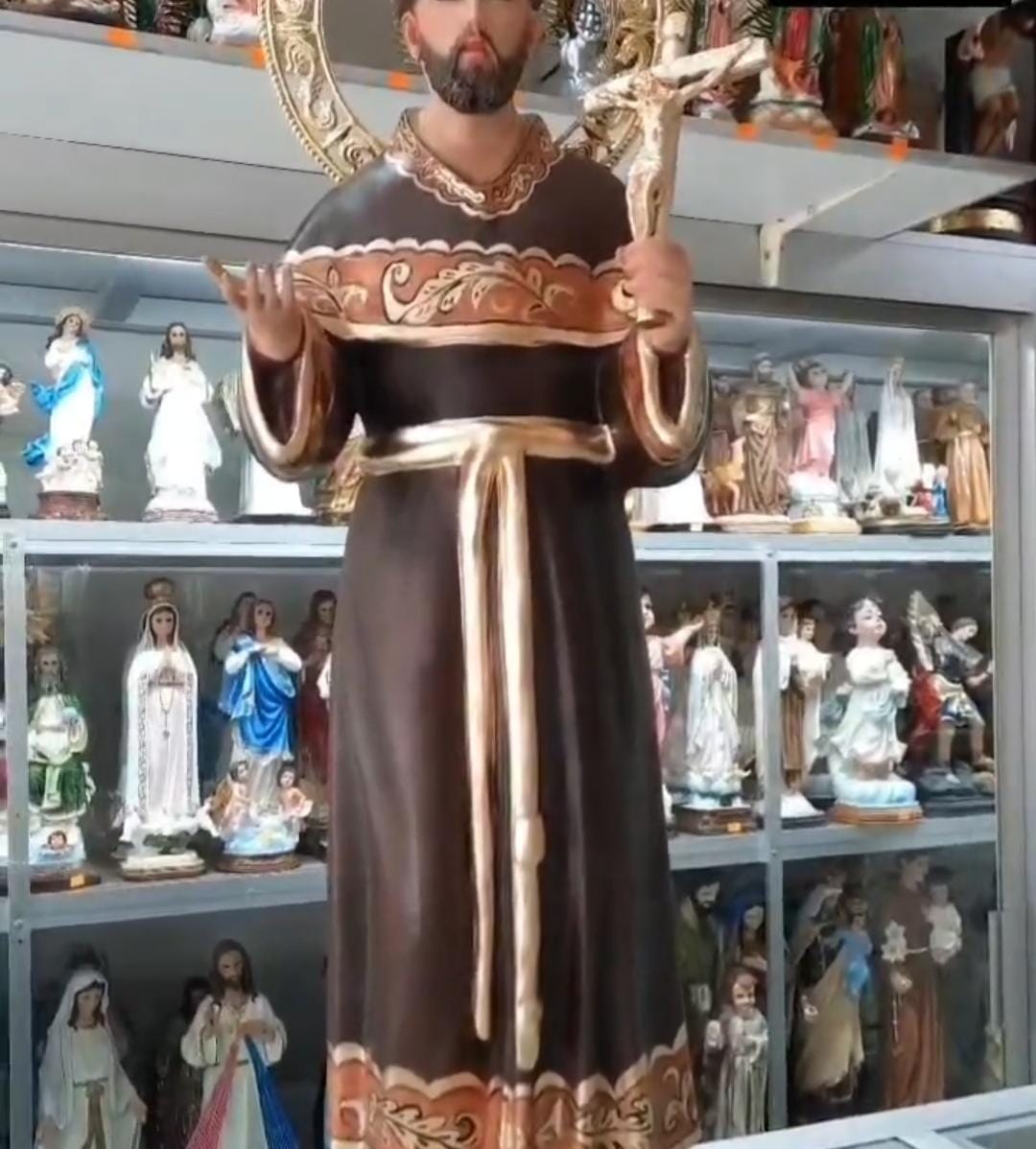 Los artículos más vendidos son el Cristo resucitado, las camándulas entre otros