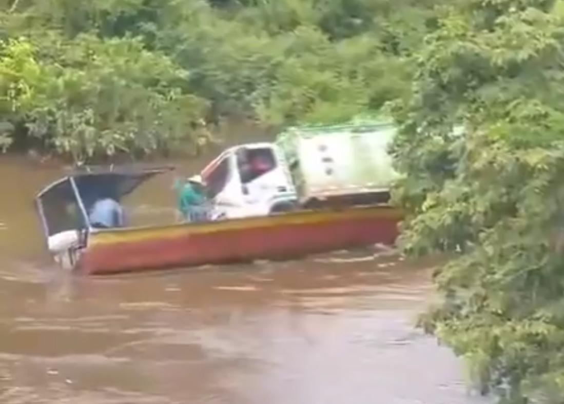 Camión hundido con pipetas