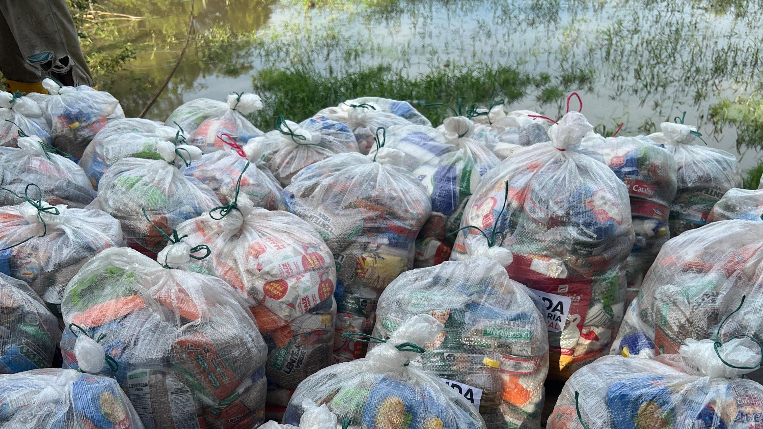 Gobernación de Bolívar entrega 4.000 ayudas humanitarias por inundaciones.
