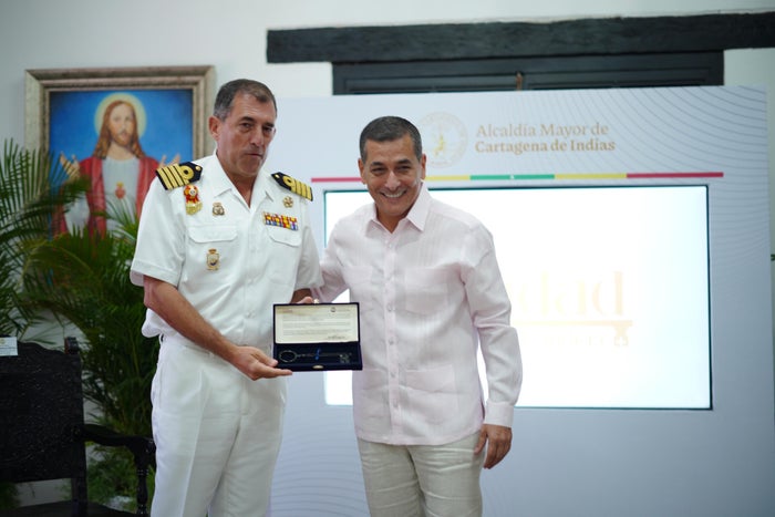 Dumek Turbay, reconoció como huésped ilustre al capitán de navío Luis Carreras-Presas Do Ocampo.