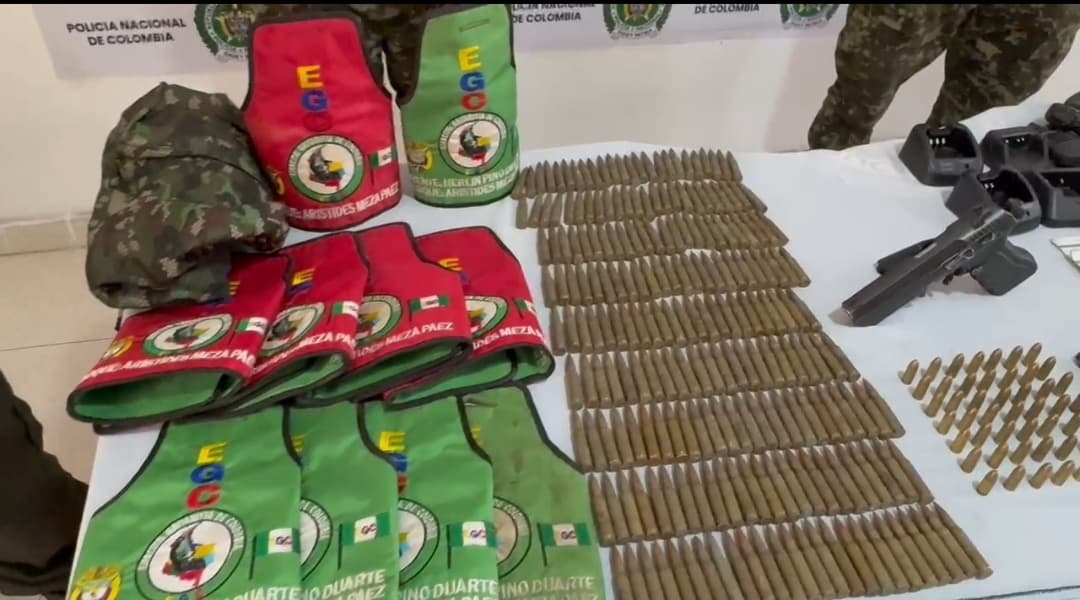 El operativo, derivado de labores de inteligencia, permitió ubicar un terreno baldío acondicionado como depósito estratégico de armamento, perteneciente a la subestructura Erlin Pino Duarte del Clan del Golfo, con el objetivo de atacar a la Fuerza Pública y controlar comunidades locales.