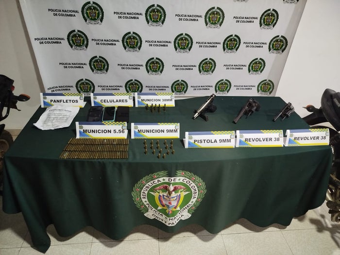 En el operativo se incautaron armas de fuego, municiones, motocicletas y celulares.