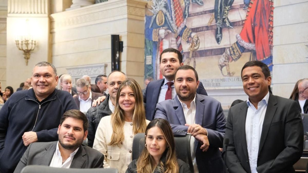 Gobernador junto a otros miembros representantes en el congreso