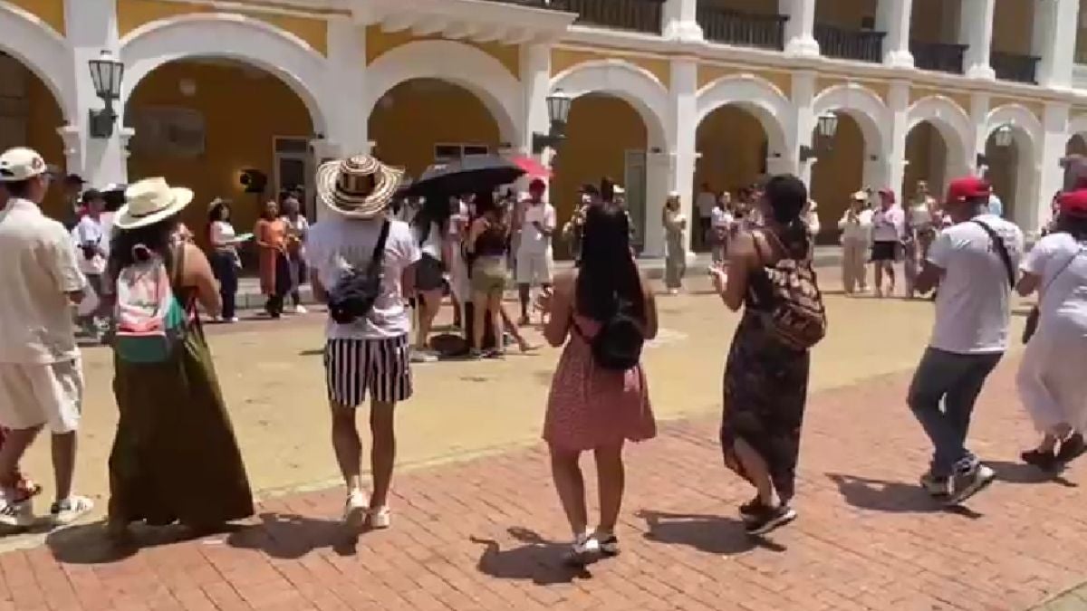 Danzas a las afueras de la Catedral de Cartagena