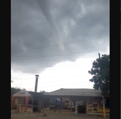 Casas destechadas y personas heridas