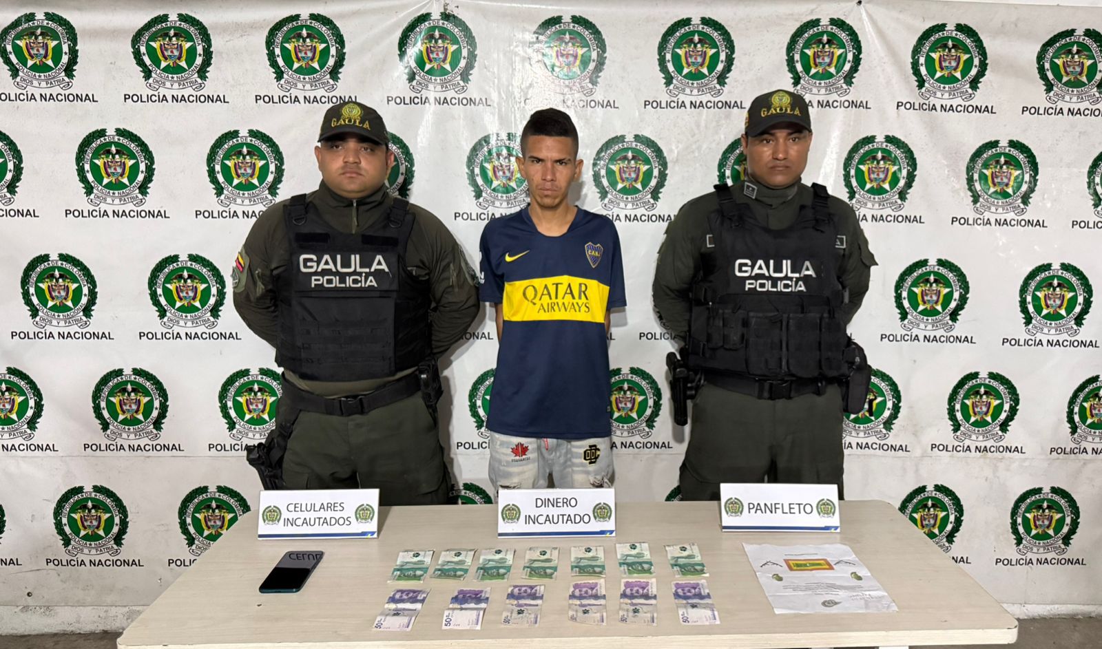 Durante el operativo de captura, las autoridades sorprendieron a alias “Gatico” con panfletos extorsivos