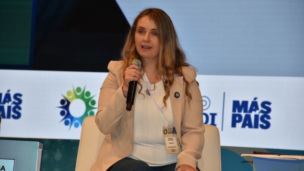 Senadora en medio de Foro de la Salud