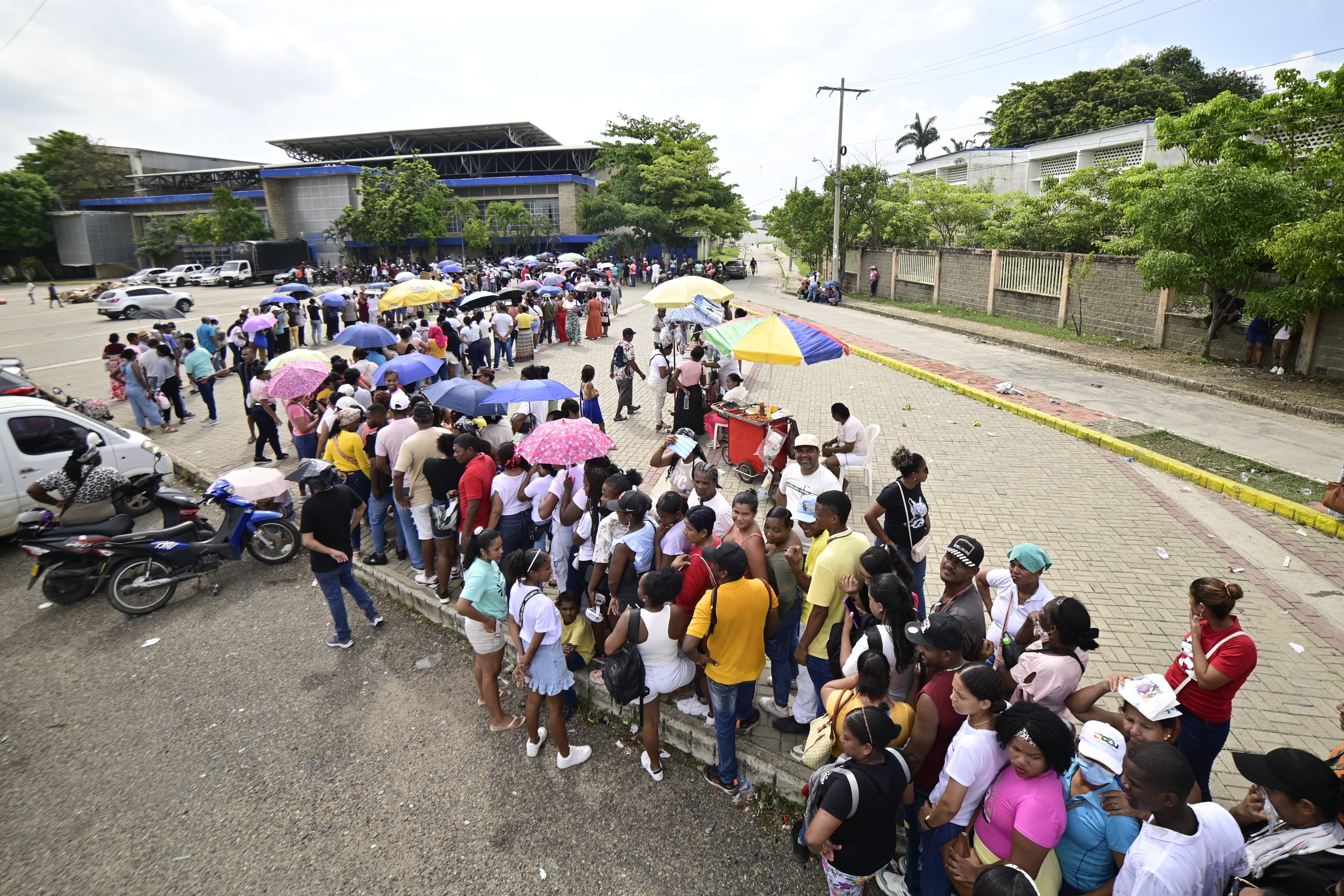 Cartageneros a la espera de la entrega de Kits por parte de Prosperidad Social.