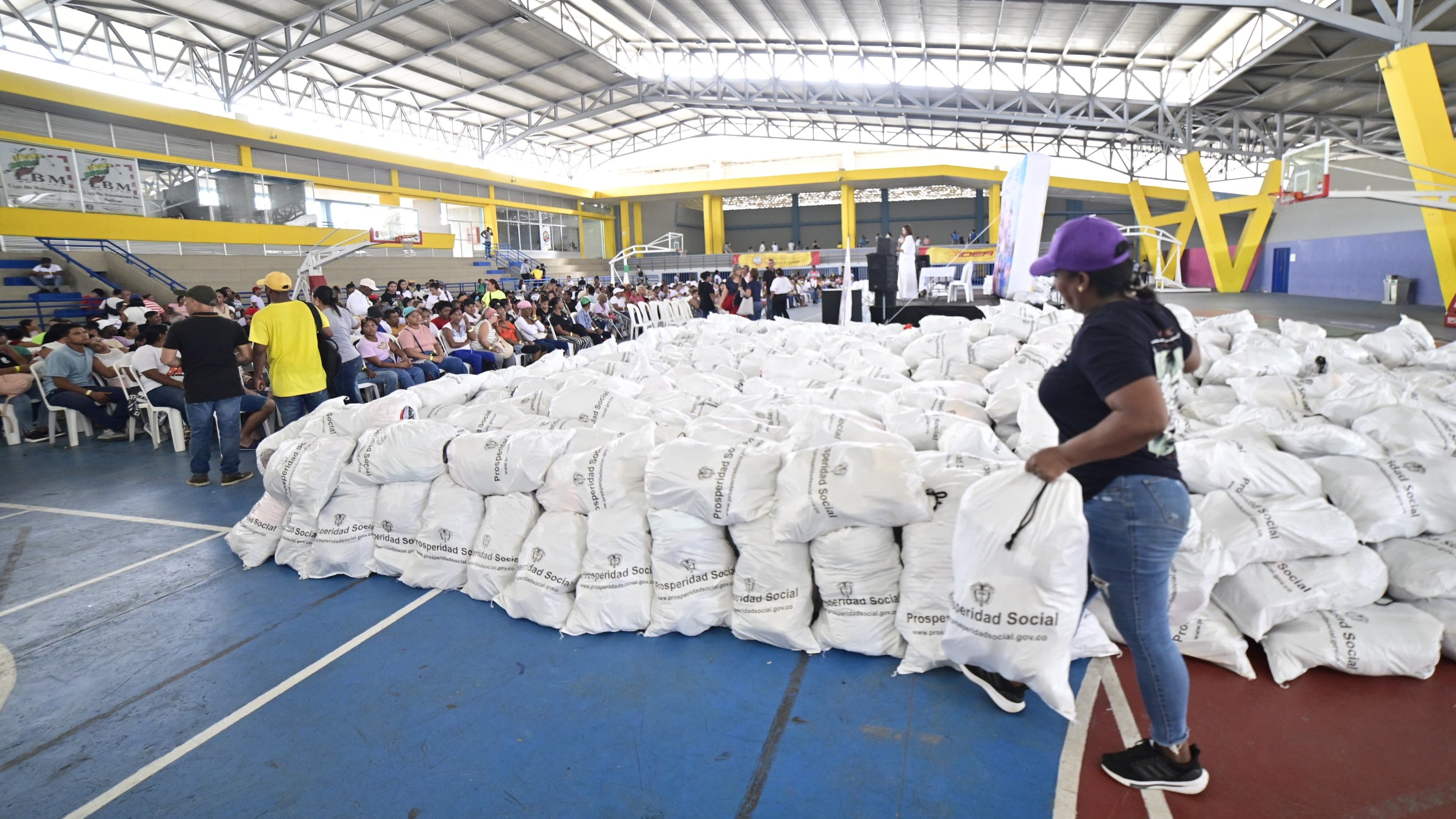 Entrega de insumos en el Coliseo de Combate de Cartagena