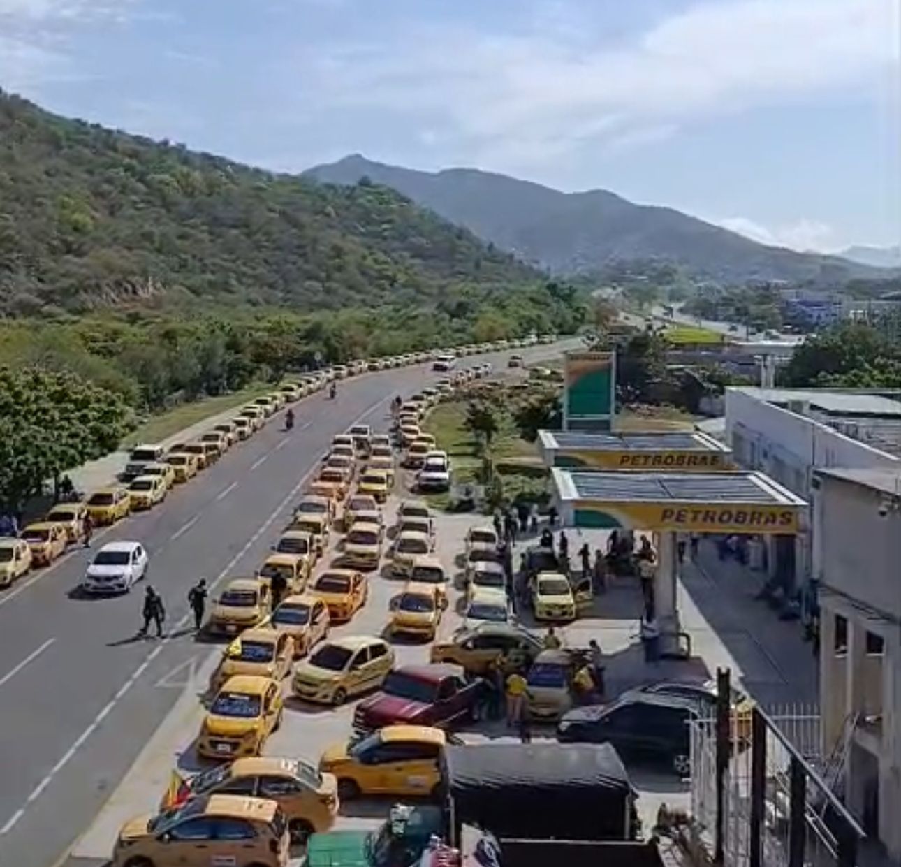 Taxistas protestan en Santa Marta contra la ilegalidad en el transporte y exigen cumplimiento de normas en el aeropuerto