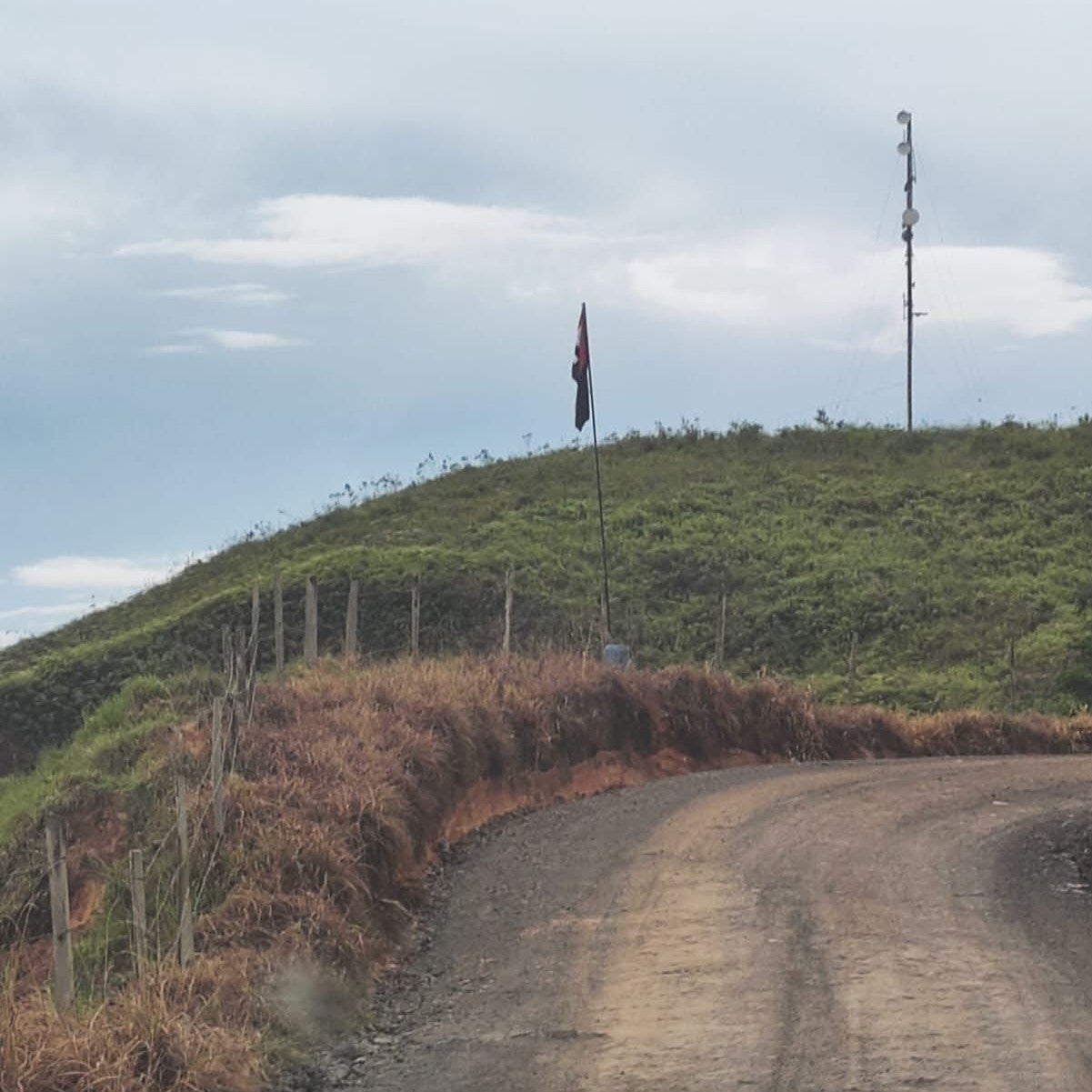 En vía que comunica a los corregimientos de Canelos y Villa Flor, encontraron otra bandera instala en plena vía pública