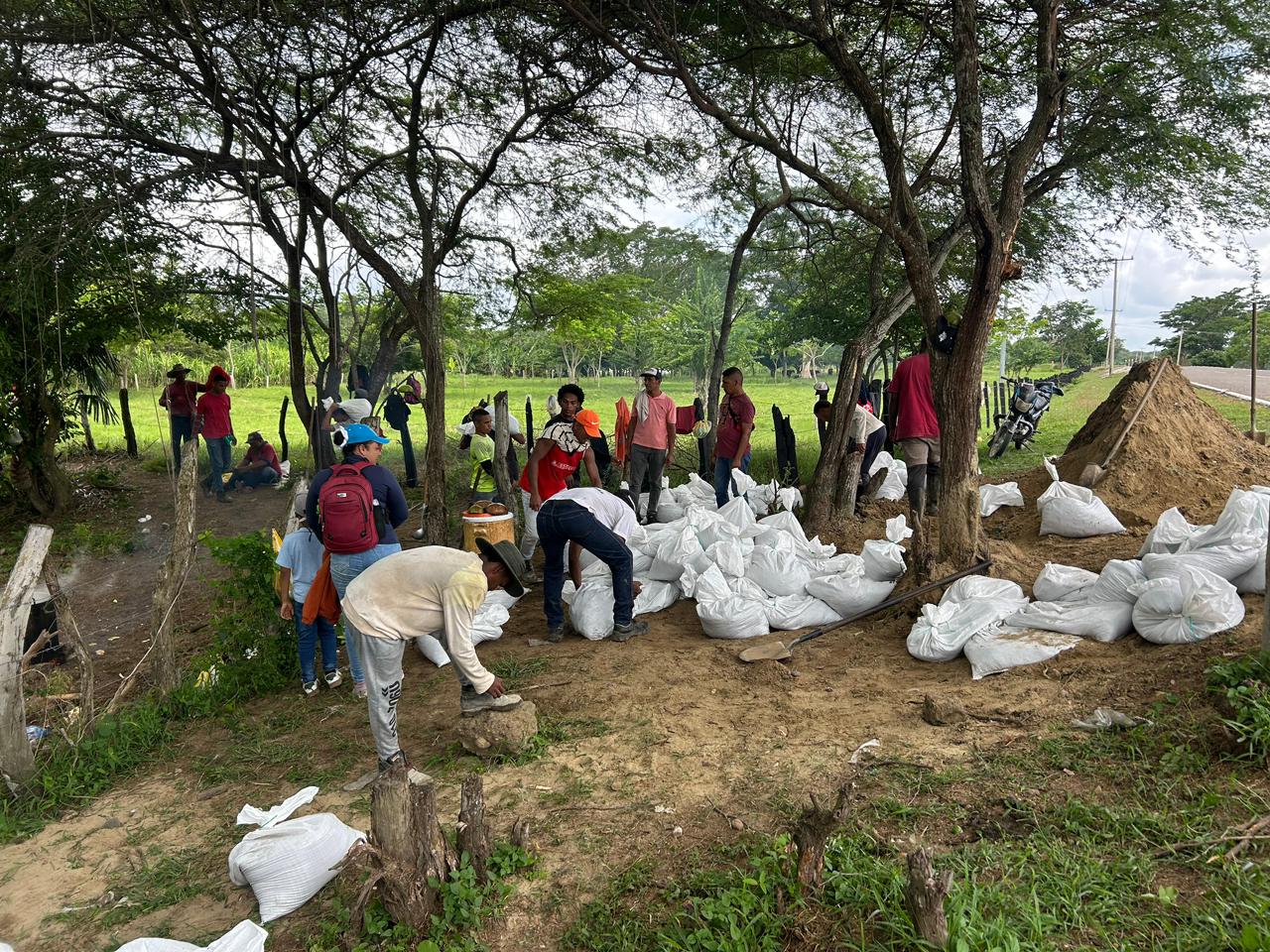 Campesinos en el canal del Dique