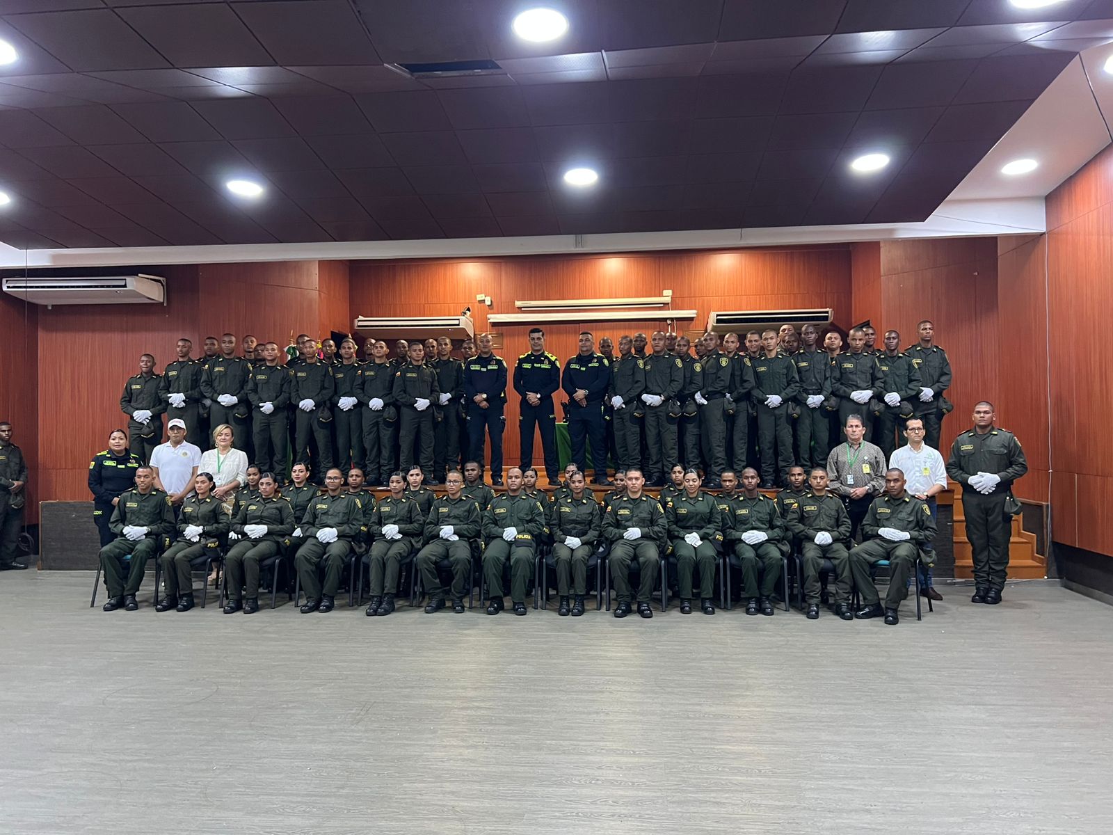 63 jóvenes juraron bandera como auxiliares de Policía