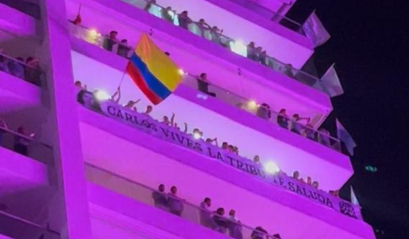 Desde los balcones de los apartamentos, cientos de personas salieron a apoyar a Carlos Vives
