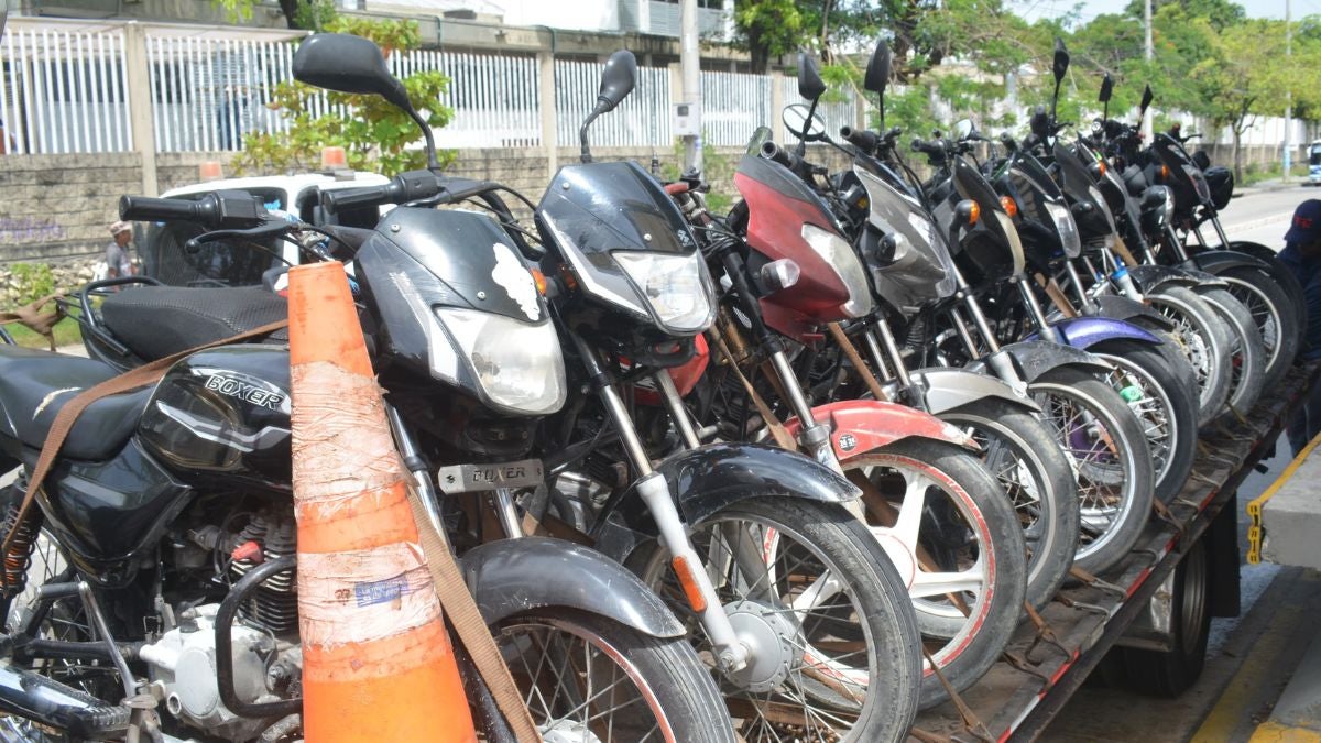 Motos inmovilizadas por invasión a carril exclusivo