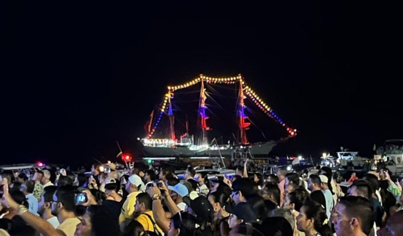 Una de las imágenes más impactantes del concierto fue ver el buque Gloria de fondo