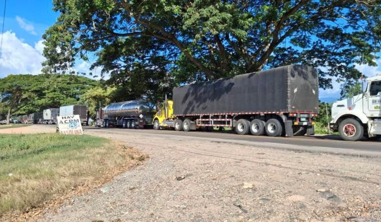 La protesta, liderada por la comunidad, responde a las constantes interrupciones en el servicio de energía, que, según los manifestantes, han causado daños en sus electrodomésticos.