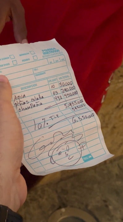 Factura hecha a mano de cobro excesivo en Cartagena