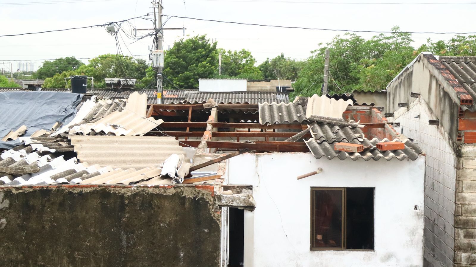 Al menos 300 viviendas destechadas y un considerable número de familias resultaron damnificadas.