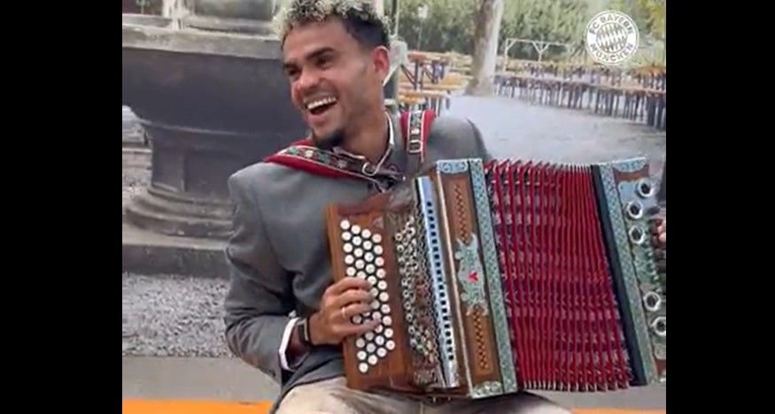 Luis Díaz tocando acordeón