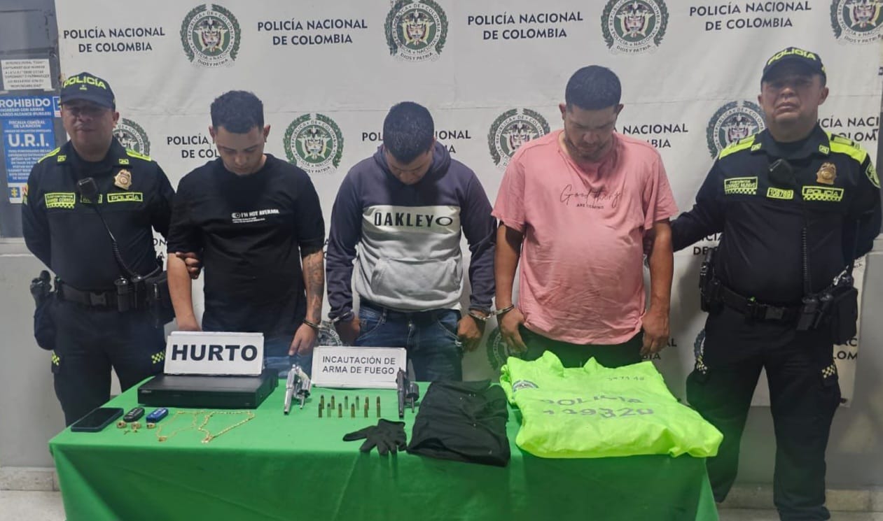 Los presuntos ladrones amordazaron e intimidaron a las víctimas con armas de fuego, exigiendo objetos de valor