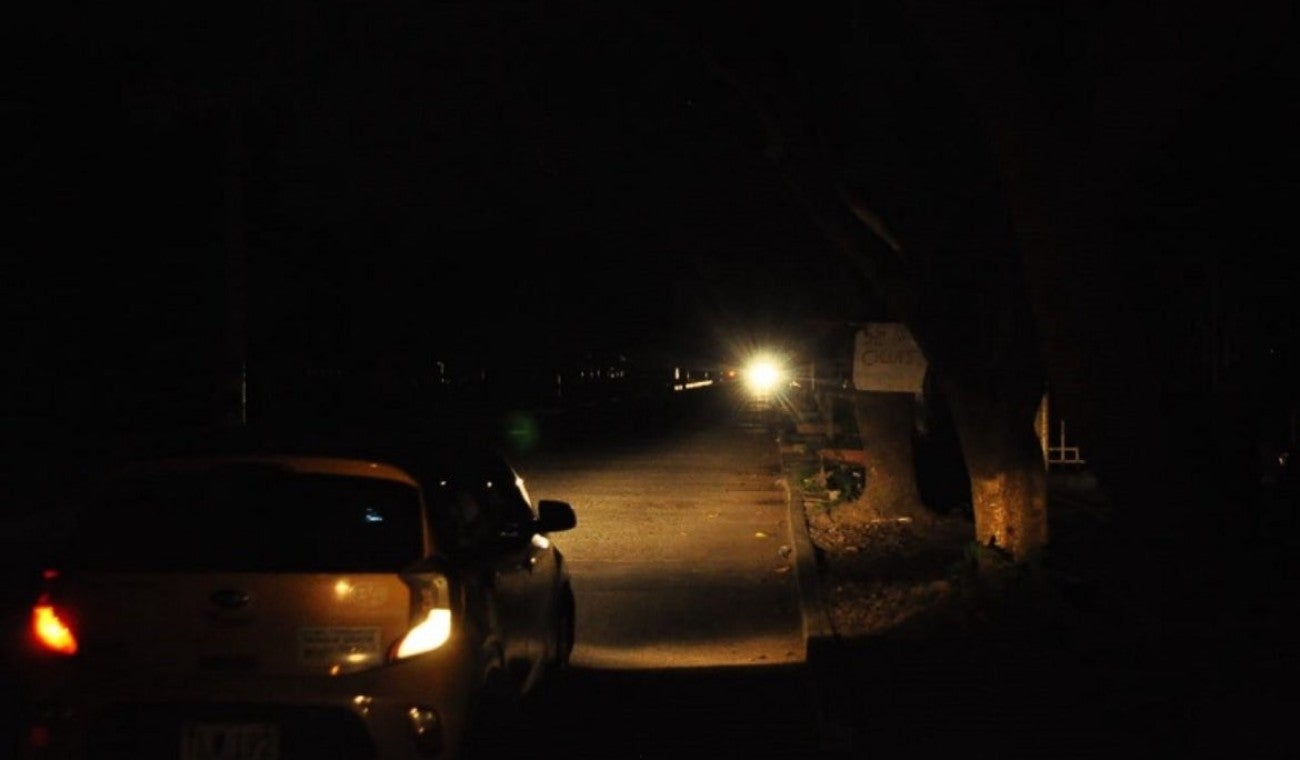 Comerciantes, estudiantes y familias sufrieron los efectos del apagón programado por Afinia en gran parte de la ciudad.