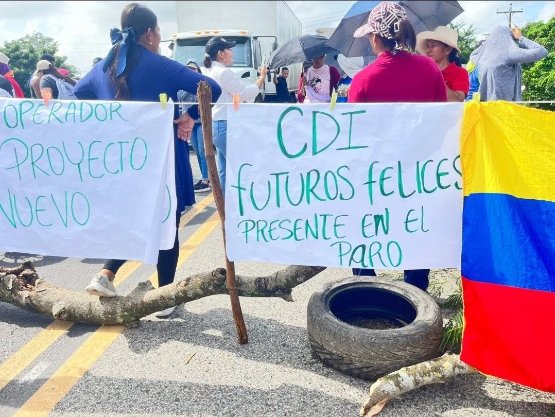 Bloqueo de vías de madres comunitarias en Ponedera, Atlántico